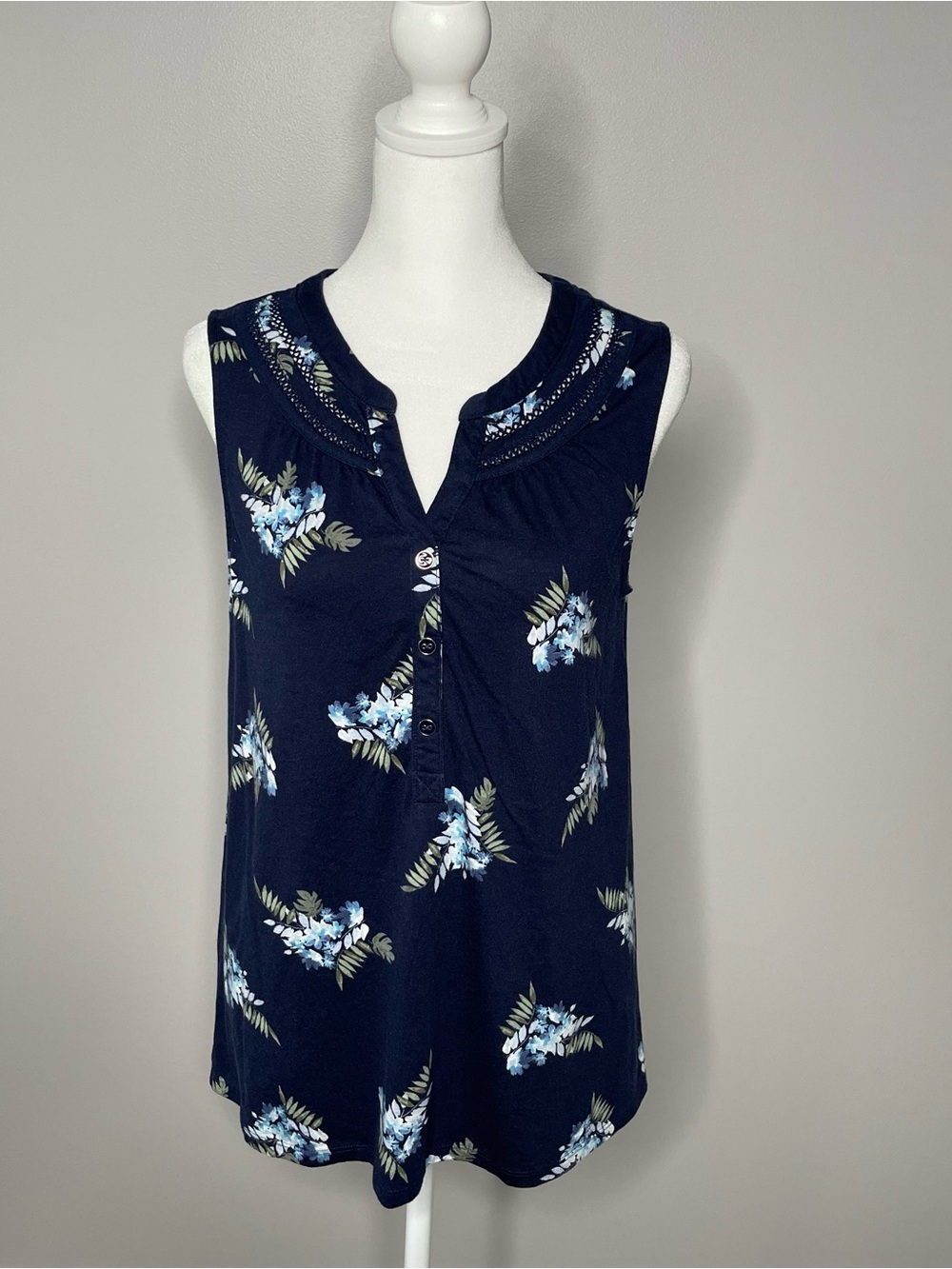 Croft & Barrow Size S Blue Floral Sleeveless Henley Tank Top